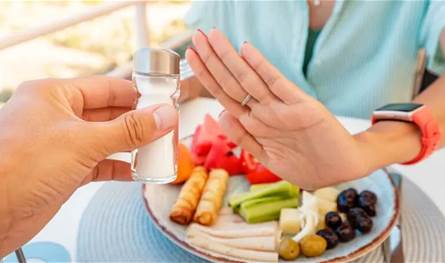 أطعمة يومية ترفع ضغط الدم.. ابتعدوا عنها 
