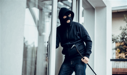 استاء من ما يحصل معه.. ممثل يتعرض للسرقة ويوجّه رسالة عالية النبرة للسلطات