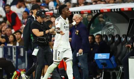 بعد قراره في &quot;الكلاسيكو&quot;.. قارئ شفاه يكشف فحوى صراخ فينيسيوس على مدرب ريال مدريد