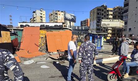 بالصور: إزالة أكشاك مخالفة على أوتوستراد الميناءـ بيروت