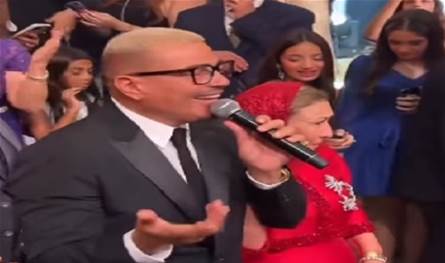 سيّدة مُسنّة اقتحمت حفل عمرو دياب... شاهدوا بالفيديو ما فعلته