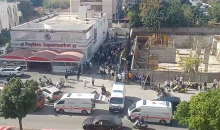 بالفيديو... سقوط حائط على عمال في طرابلس