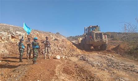 بالصور: الجيش يرفع ساترًا ترابيًا للعدو الإسرائيلي في مركبا