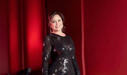 مرة جديدة… إلهام شاهين ترد على أزمة تطاير فستانها على الريد كاربت(فيديو)