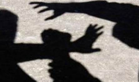 فيديو متداول يوثق اعتداء رجل على سيدة وأطفالها بالقاهرة.. والشرطة تضبط المتهم