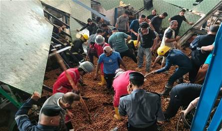 طمرتهم أطنان من التمور.. فرق الانقاذ تخرج 4 اشخاص في العراق