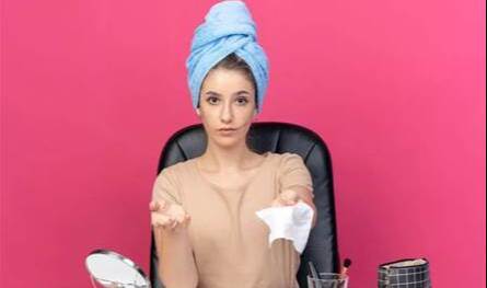 تسبب التهابات خطيرة... سحب مناديل إزالة مكياج شهيرة من الأسواق!