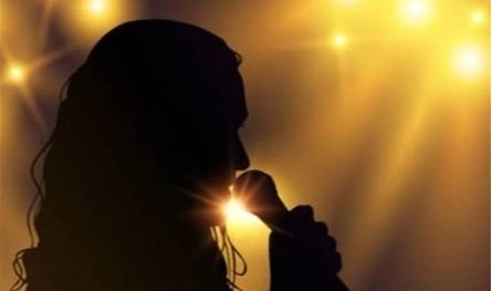 بعد وفاتها إثر سقوطها من شرفة المنزل.. ابنة المغنية الشهيرة مُتهمة!