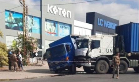 في صور.. حادث صدم بين شاحنة لليونيفيل وأخرى تابعة لشركة &quot;بيبسي&quot;