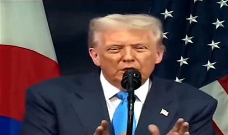 وصفه بـ&quot;القاتل&quot;... ترامب يقوم بتقليد رئيس وزراء (فيديو)