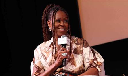 ميشيل أوباما تحتفي بشعرها.. نصائحها في كتاب جديد