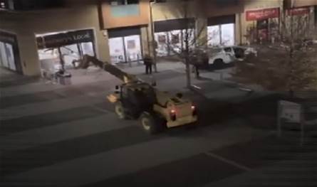 بالفيديو... اقتلعوا الصراف الآلي باستخدام رافعة في بريطانيا