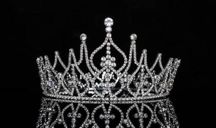 صور مسيئة وتهديد… ملكة جمال تواجه القضاء!