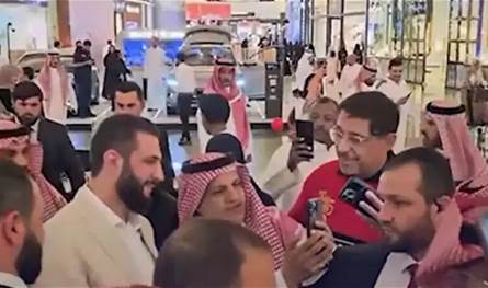 الشرع يتجول بأحد المراكز التجارية بالعاصمة السعودية.. حفاوة شعبية لافتة