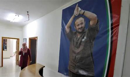 داخل السجون الاسرائيلية.. نجل البرغوثي يكشف ما يتعرض له والده