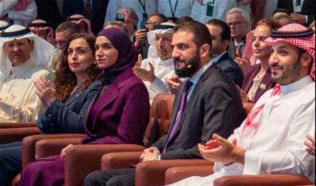 فيديو لزوجة أحمد الشرع يثير تفاعلا... هكذا أطلت إلى جانب الرئيس السوري وولي عهد السعودية