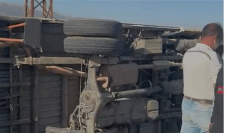 بالفيديو.. انقلاب &quot;بيك اب&quot; وسقوط اصابات