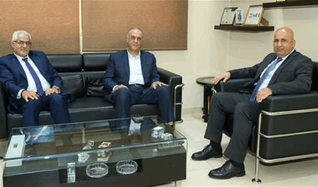 خريش يستقبل نوابًا ورؤساء جمعيات وبلديات