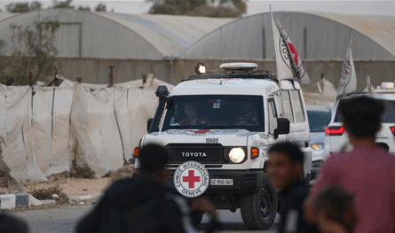 إسرائيل تتسلم جثة رهينتين.. وتستمر بعمليات القصف