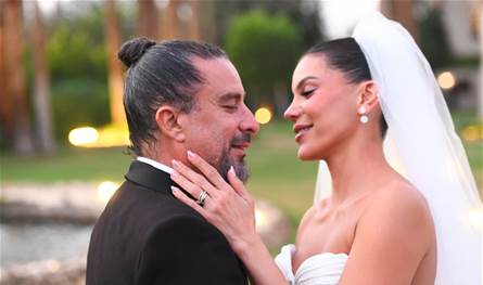 سقط أرضا مع عروسه خلال رقصهما.. مخرج شهير يحتفل بزفافه من هذه الفنانة (فيديو)