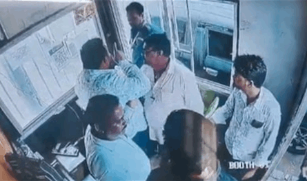 لأنّه طالبه بدفع الرسوم.. ابن مسؤول يتهجم على موظف ويبرحه ضربًا (فيديو)