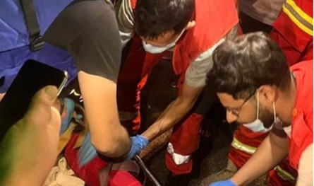 شاحنة تصدم شابا ليلا في صيدا