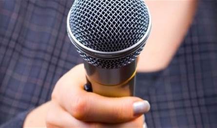 مراسلة تذرف الدموع عبر الهاتف