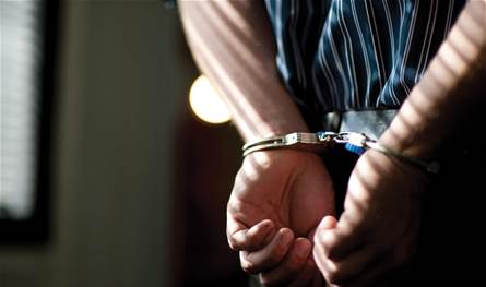 مشادة كلامية وسب وقذف.. اعتقال فنان شهير بسبب خلاف على أولوية مرور (صورة)