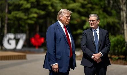 بسبب قلادة أهداها له ترامب.. رئيس الوزراء البريطاني يدفع الثمن!