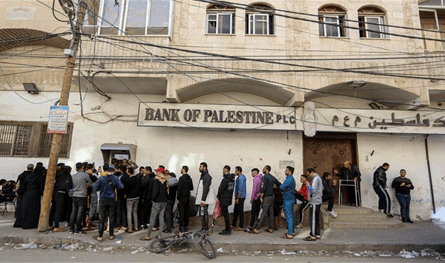 أزمة سيولة في غزة.. والمواطنون يلجأون للمقايضة