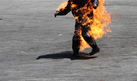 قرب منزل مسؤولة إسرائيليّة... شرطيّ سابق أحرق نفسه وحالته حرجة!