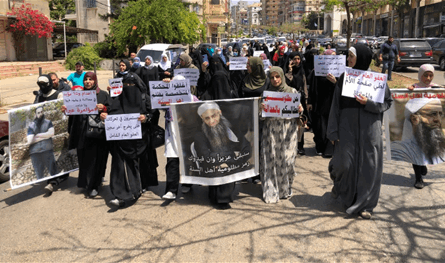 أهالي المحكومين في أحداث عبرا يعتصمون في صيدا للمطالبة بالعفو العام