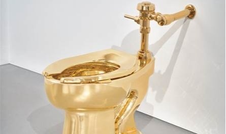 في مزاد علنيّ... مرحاض من الذهب بـ10 ملايين دولار!