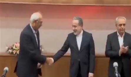 بالفيديو... وزير الخارجية الإيرانية حاول تقبيل يدّ أستاذه!