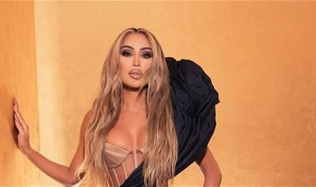 بتنورة جلد قصيرة… مايا دياب بإطلالة جريئة جديدة (صور)