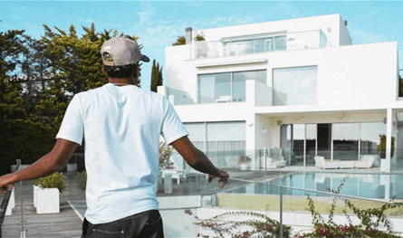 من هو أصغر نجم في برشلونة يسكن قصر شاكيرا و بيكيه؟