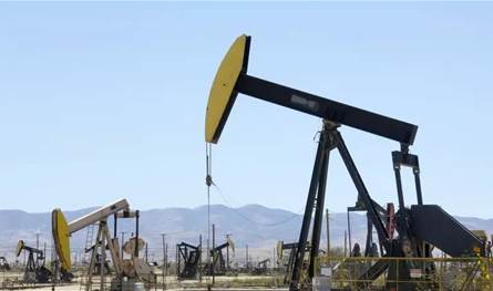  وسط مخاوف زيادة المعروض.. أسعار النفط تسجل خسائر متتالية للشهر الثالث