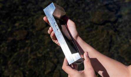 غطاء &quot;حديد&quot; للهاتف... العلاج الأغرب لإدمان السوشال الميديا!