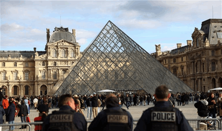 تطورات جديدة في قضية سرقة اللوفر.. والقضاء الفرنسي يوجه تهمًا لأول متهمة