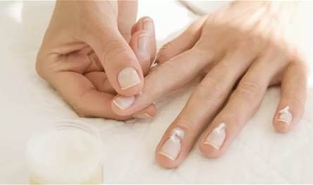 أظافركِ تتكسر؟.. علامات تحذيرية وأخطاء تهدد صحة اليدين