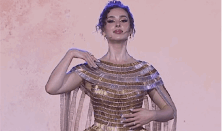 من برودواي إلى المتحف المصري.. قصة شيرين أحمد طارق التي لفتت الأنظار في الافتتاح التاريخي