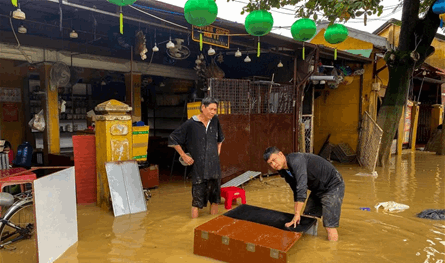 فيضانات فيتنام تتحول إلى كارثة إنسانية.. 35 قتيلاً ومدينة تراثية تحت الماء