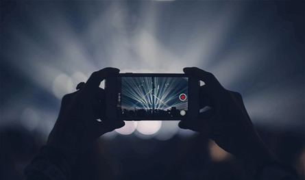 هل نعيش اللحظة أم نصوّرها؟ بين توثيق الواقع والعيش فيه