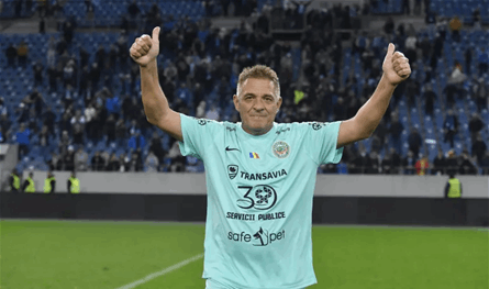 في الـ61.. رئيس فريق كرة قدم يصبح أكبر لاعب في تاريخ البلاد (فيديو)