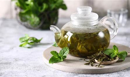 الشاي الأخضر.. احذري تفاعلاته مع هذه المكملات والأدوية