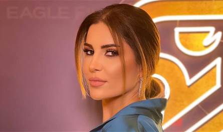 ممثلة لبنانية شهيرة تتألق بفستان مكشوف الصدر والكتفين (صورة)