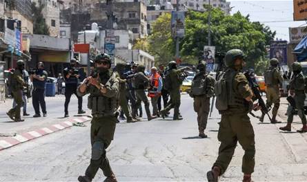 في الضفة الغربية.. إسرائيل تشن حملة اعتقالات واسعة