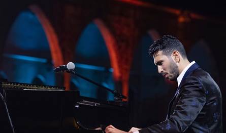 تحيةً لذكرى منصور رحباني.. عمر رحباني يطلق النسخة الأوركسترالية من &quot;غريبين وليل&quot;