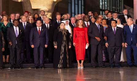 الملكة رانيا تخطف الانظار في مصر باللون الاحمر