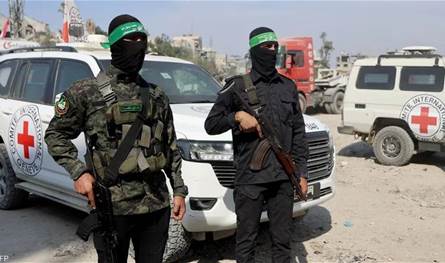 إسرائيل تتسلم رفات 3 رهائن إسرائيليين وتفحص هوياتهم